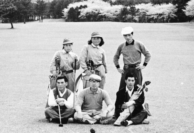 四太郎会の面々とゴルフ（前方左より河野卓男、荒川為義、近藤庄三郎、後方右端幸一）