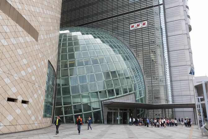2015年4月9日：大阪のNHK大阪ホールを通り過ぎる人々