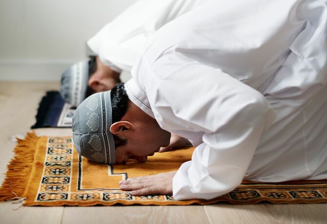 ラマダン中に祈るイスラム教徒の男性