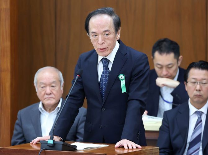 衆院財務金融委員会で答弁する日銀の植田和男総裁=2024年5月17日午前、国会内