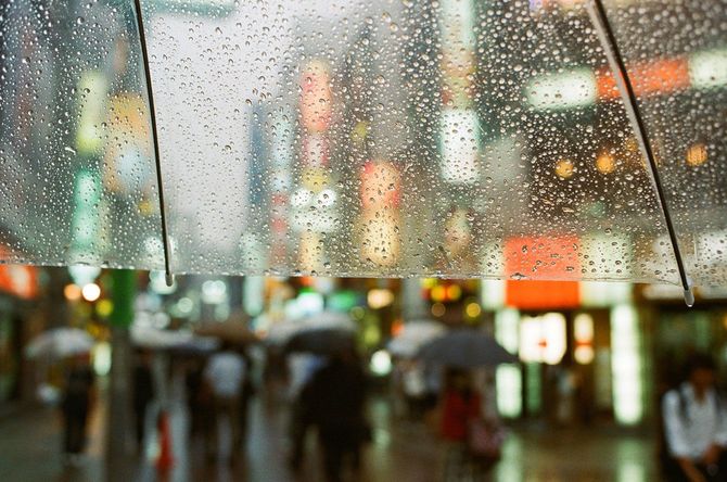 傘からのぞく雨の街