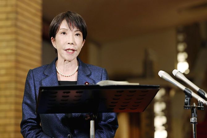 石油備蓄の放出などに関し、記者団の取材に応じる高市早苗首相＝2026年3月11日、首相公邸