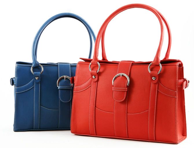 赤と青のレディースバッグ