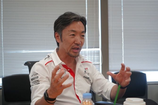 「人の5倍の時間がかかるなら、人の5倍勉強するしかない」と語る小松代表
