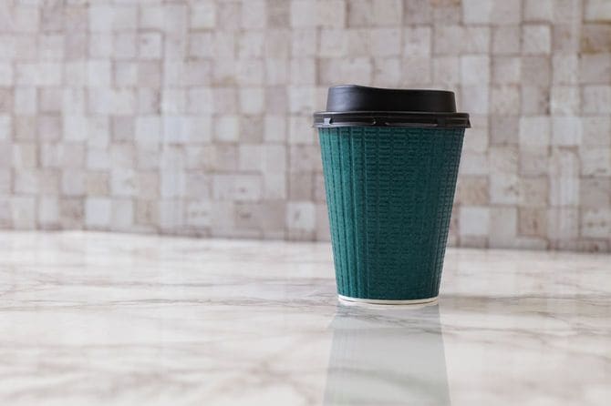 ワークデスクに置かれたコーヒーカップ