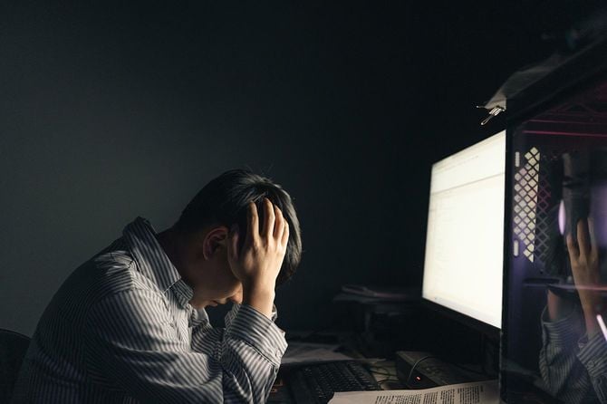 コンピューターの前で解雇される自分を見て、絶望感を覚えた