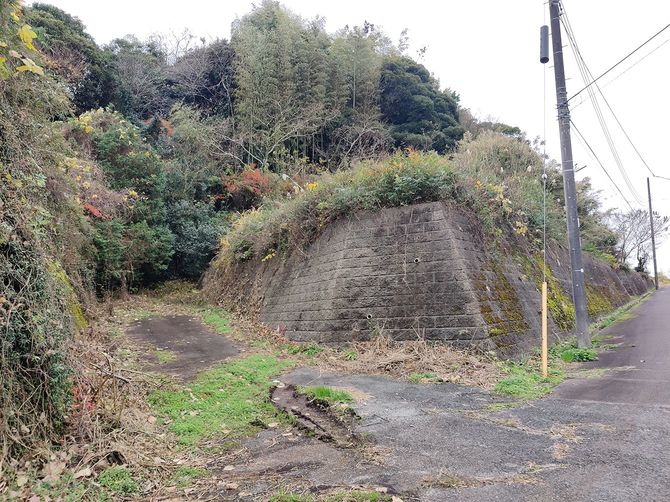 擁壁上の宅地は日本中に存在し、人口減少と不動産市場の縮小に伴い、今後も放棄される区画が増加するおそれもあるが、根本的な解決策が存在しないのが実情である。(千葉県成田市津富浦)