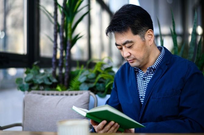 本を読む中年ビジネスマン