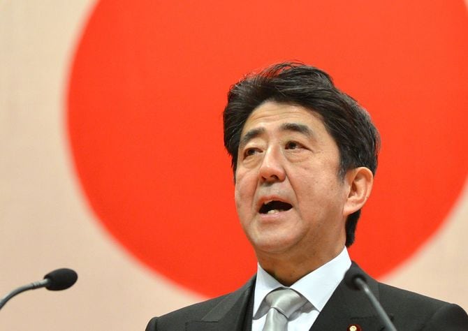 スピーチをする安倍晋三首相（当時）