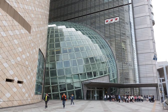 2015年4月9日:大阪のNHK大阪ホールを通り過ぎる人々