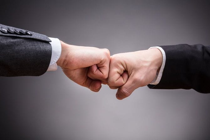 拳バンプを作る2つのビジネスマン