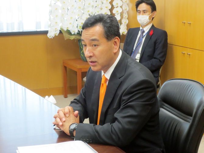 インタビューに応じる山際大志郎経済再生担当相＝2021年10月14日、東京都千代田区