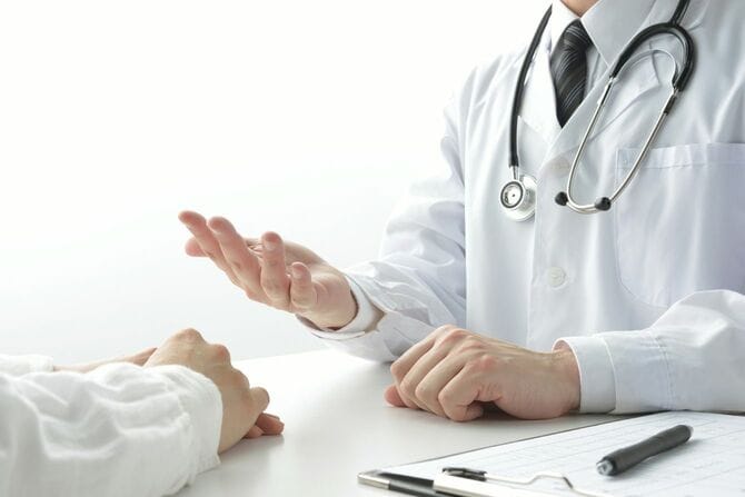 医療相談室の医師と患者