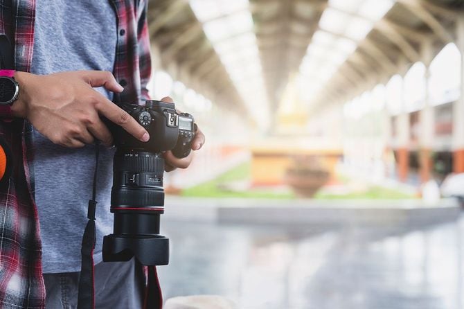 鉄道駅でカメラを持つ人
