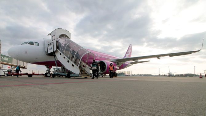 成田空港で出発準備中のピーチ機
