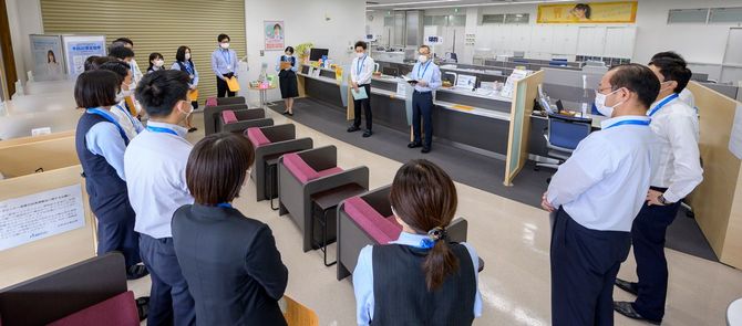 長野東支店長では毎日、朝と夕方に「朝礼」「夕礼」のミーティングを行っている。理念・ビジョン・感動スタンダード（行動指針）の唱和を通して、一番大切なことを確認しあう。進行役は職員が持ち回りで務める。
