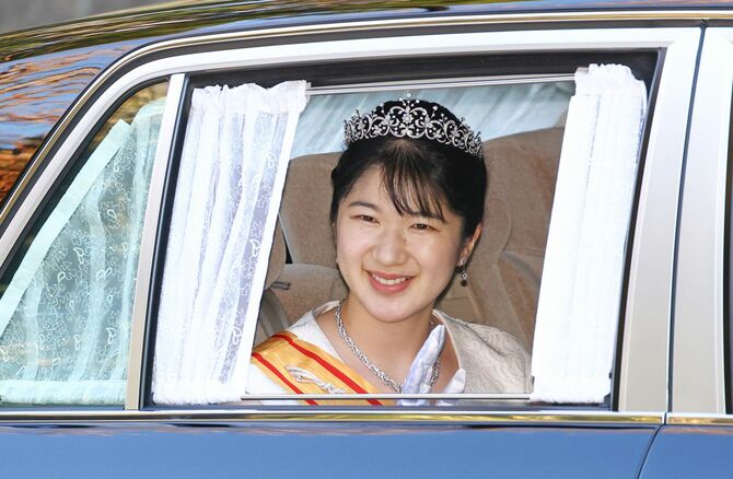 上皇ご夫妻への新年のあいさつのため、仙洞御所に入られる天皇、皇后両陛下の長女愛子さま