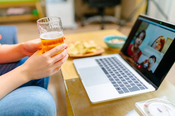 パソコンのテレビ電話で飲み会