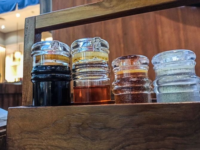 食堂のテーブルに置かれた調味料