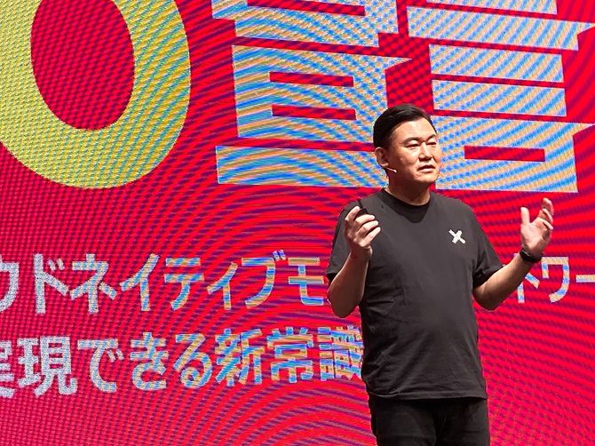 楽天モバイルの料金体系を発表する楽天の三木谷浩史会長兼社長