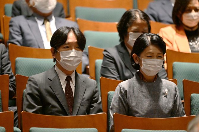 全国犯罪被害者支援フォーラムの会場に到着し、着席される秋篠宮ご夫妻＝2022年10月14日、東京都千代田区のイイノホール