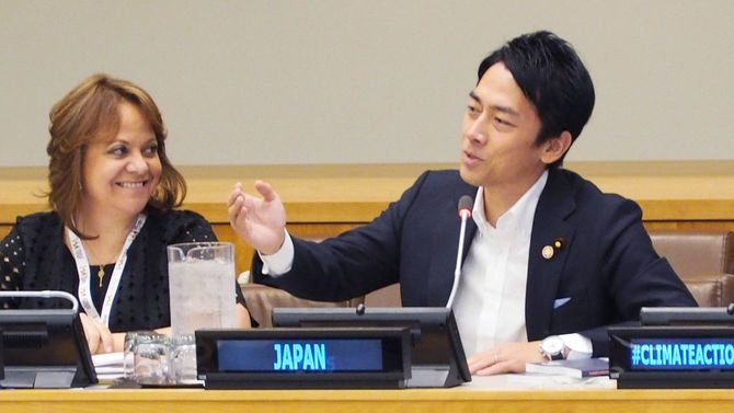 米ニューヨークの国連本部で開かれた都市の脱炭素化に関するイベントで演説する小泉進次郎環境相(右)=2019年9月22日
