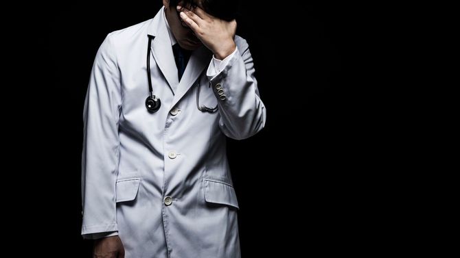 頭を抱えた医者