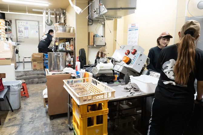 「吾一」の奥にあるラーメンセットの加工場。すべて手作業、抜群のチームワークで梱包していた