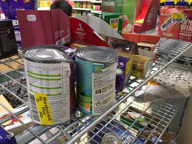 スーパーにあるワケあり品のコーナー。へこんだ缶詰などが割安で売られていた