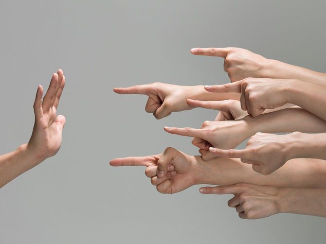 多くの人に指をさされている人