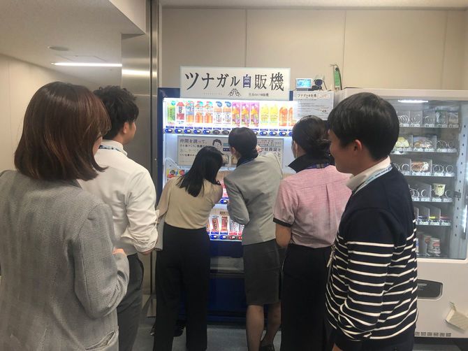 ANAエアポートサービスでの使用例。「社長」ではなく「ツナガル自販機」になっている