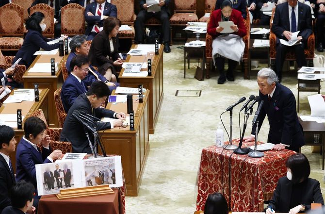 衆院予算委員会で立憲民主党の西村智奈美代表代行（左手前から3人目）に答弁する盛山正仁文部科学相（右）＝2024年2月7日午前、国会内