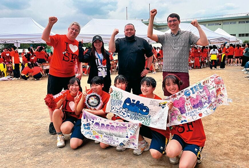 三大行事のひとつスポーツフェスタ。先生も一緒にリレーや綱引きなどを楽しむ。