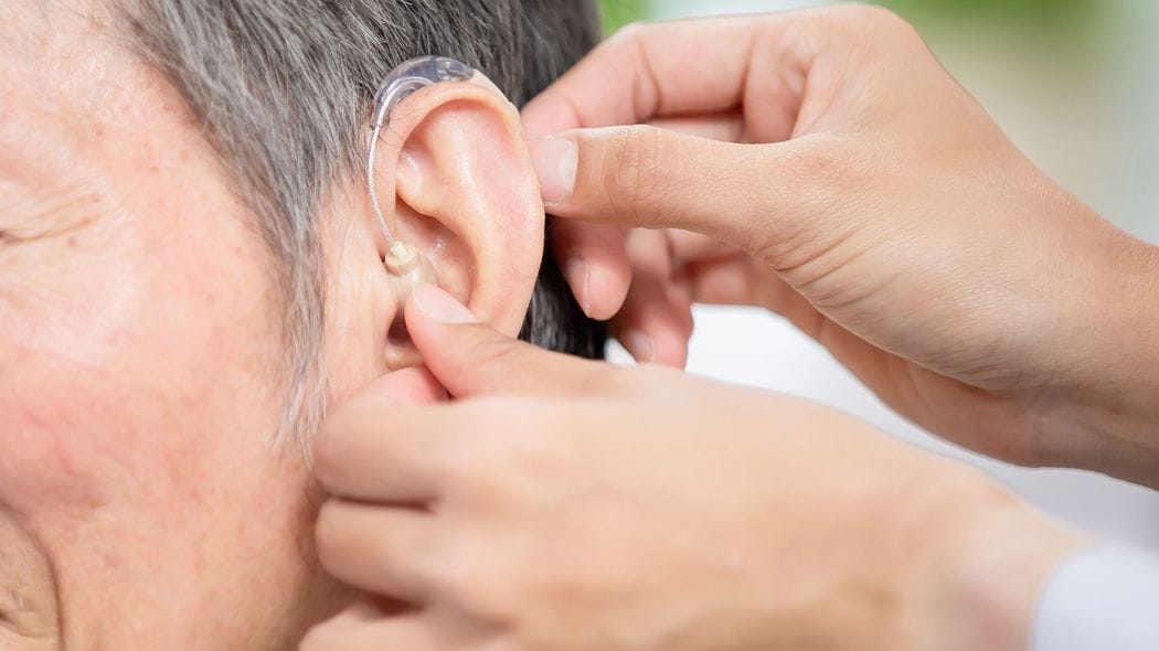 だから｢認知症の最大のリスク要因｣と注目される…65歳以上の3人に1人がかかる｢難聴｣の放置で起きること ｢老けて見られる｣と補聴器を嫌がっている場合ではない