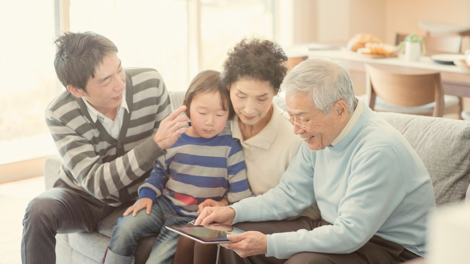 お盆に夫の実家へ帰省したくない…｢家事と親戚づきあい｣という重労働をパスできる"最強の代替案"【2024夏のイチオシ】 義理の両親へ電話でのフォローは忘れずに