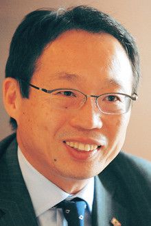 <strong>岡田武史</strong>●1956年、大阪府生まれ。早稲田大学政治経済学部卒業後、古河電気工業（日本サッカーリーグ）で活躍。ユース代表、ユニバーシアード代表、日本代表にも選抜される。現役引退後は、ドイツへのコーチ留学を経てクラブチームのコーチ、コンサドーレ札幌、横浜F・マリノス、日本代表の監督を歴任し、現在に至る。