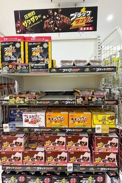 豊橋駅のお土産コーナーにズラッと並ぶブラックサンダーコラボ商品