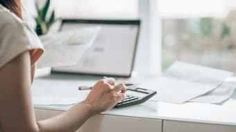 家族6人のFP夫婦｢月のスマホ代は合計で8000円台｣…家計を救う"地味だけど効果絶大"の固定費削減術