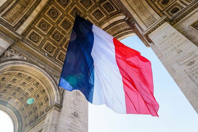 パリの凱旋門とフランス国旗
