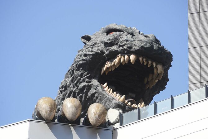 新宿・歌舞伎町の商業ビルの屋上に設置されたゴジラ像。第96回アカデミー賞で山崎貴監督の『ゴジラ－1.0（マイナスワン）』が視覚効果賞を獲得した（2024年3月11日、東京都新宿区）