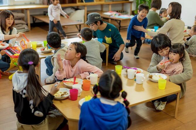 子ども食堂の食事風景。子どものみならず、大人も一緒に食卓を囲む。