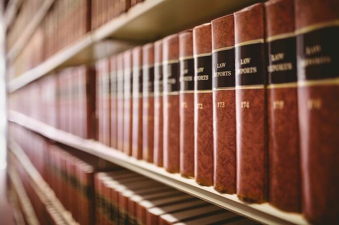 図書館の本棚に並ぶ法律に関する本