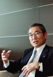 <strong>全日本空輸 社長 伊東信一郎</strong>●1950年、宮崎県生まれ。74年九州大学経済学部卒業、全日本空輸(ANA)入社。99年社長室事業計画部長、2001年人事部長、03年取締役営業推進本部副本部長兼マーケティング室長などを経て、07年副社長。09年4月より現職。