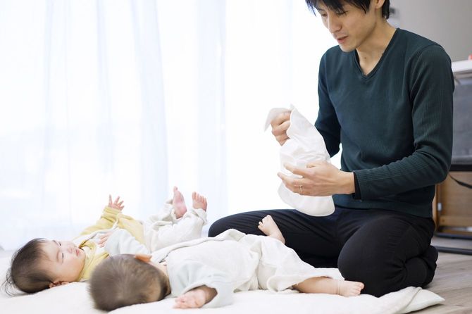 乳幼児のおむつ交換をする父親