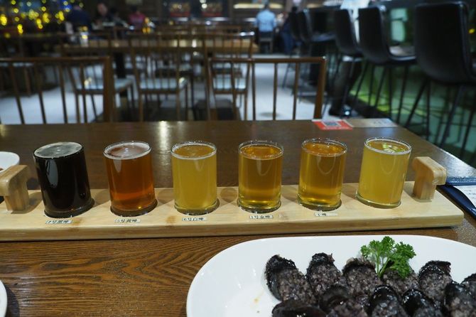 名物の「大同江ビール飲み比べセット」。一般的なビール(右端)から平壌でしか味わえなかった黒ビール(左端)まで楽しめる。