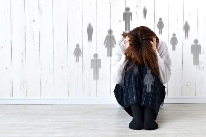 頭を抱える女性