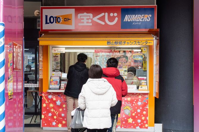 宝くじに並ぶ人