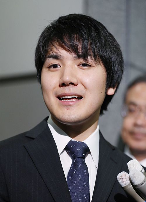 勤務先で取材に応じる小室圭さん＝2017年5月17日、東京都中央区