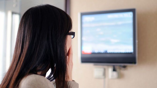 ニュースにショックを受ける女性