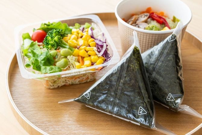コンビニで購入したおにぎり、サラダ、ポトフ